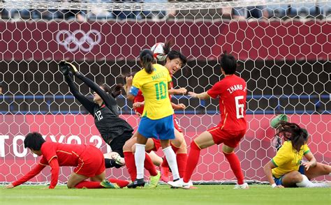 奥运女足小组赛-中国VS巴西 对手半场轰2球_凤凰网