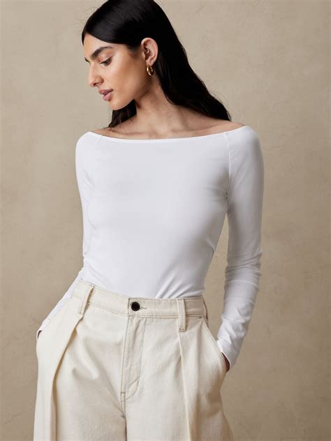 Refined Boat-Neck T-Shirt | Banana Republic | Top spring outfits, Boat ...