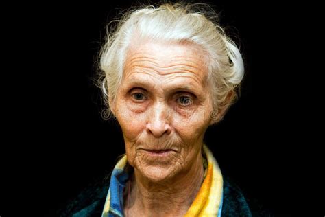 老妇人 库存照片. 图片 包括有 孤独, 祖母, 哀伤, 户外, 经验, 生活, 高级, 妇女, 夫人, 纵向 - 5803942
