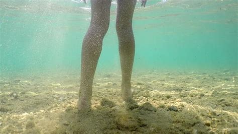 女性的脚在水上行走mov1080P视频素材下载-编号4243482-潮点视频