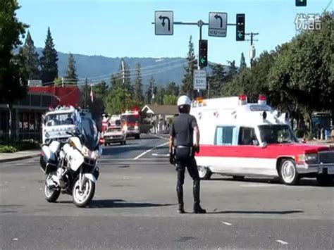 [美国]警车开道一路护送消防车-母婴亲子视频-搜狐视频