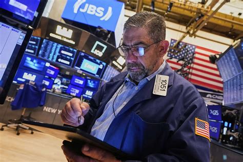 US stocks end lower as jobs data fuels economic worries