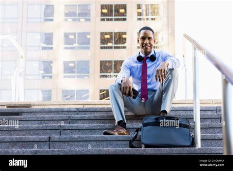 Black Man in Business Suit 的图像结果