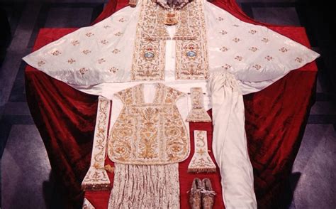 New Liturgical Movement: Spectacular Photographs of Papal Vestments