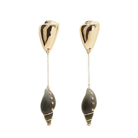 12 pieces that will help you nail the seashell jewellery trend | VOGUE ...