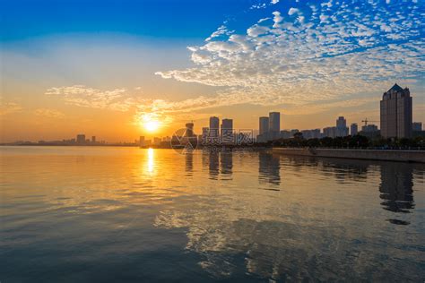 青岛海边日落最美夕阳高清图片下载-正版图片500680162-摄图网