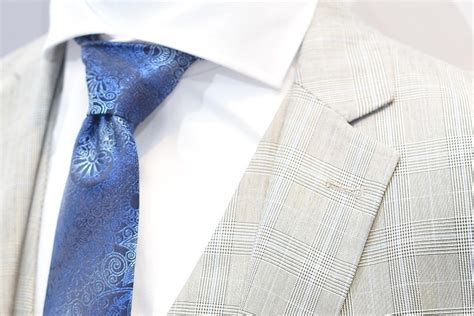 Što kombinirati uz sivo odijelo – M stil