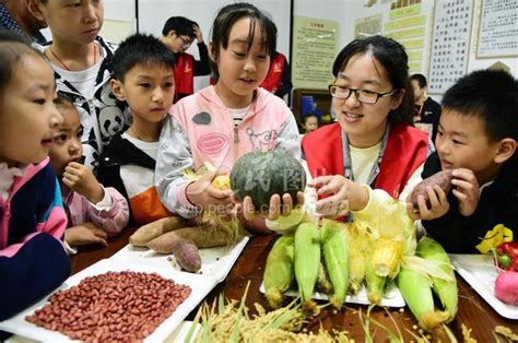 江苏镇江：爱惜粮食 从小做起-人民图片网