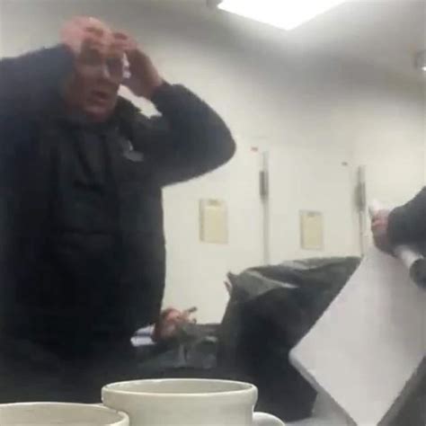 मुर्दाघर में हिलते शव को देख थरथराने लगा गार्ड, तभी अचानक उछलकर बैठ गई ...