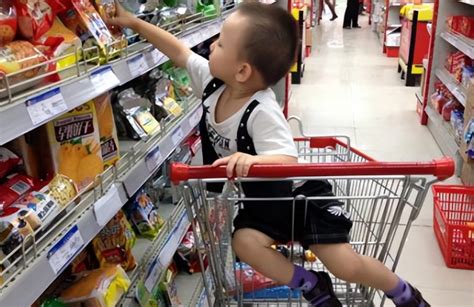男孩在超市偷东西，大人却熟视无睹：对孩子的纵容会毁了孩子_腾讯新闻