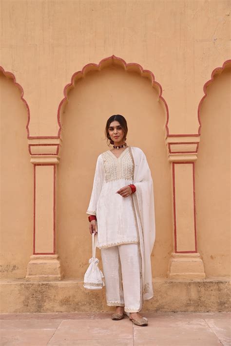 WHITE SHORT VELVET KURTA SET – Karaj jaipur
