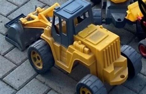 Trettraktor und Co.: Dreiste Diebe beklauen kleine Landmaschinen-Fans ...
