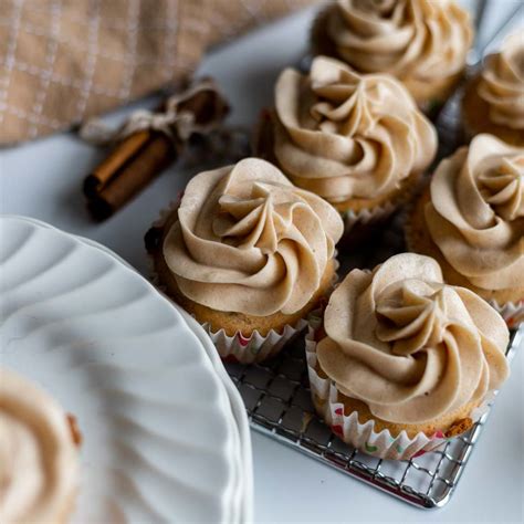 Easy Cinnamon Buttercream Frosting (for fall baked goods) ⋆ ...