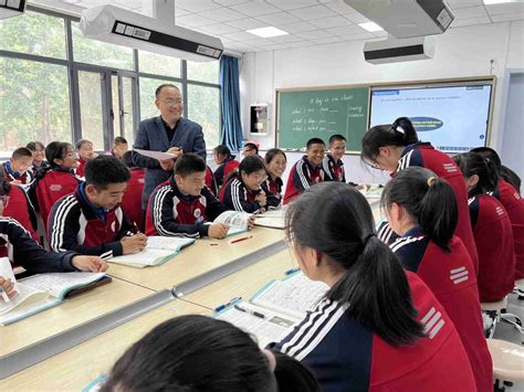 西藏高中部举行中年教师示范课活动