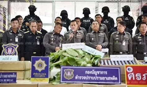 中国人自驾游赴泰国：泰国警察口岸隆重迎接，下榻神秘边境小镇 - 哔哩哔哩
