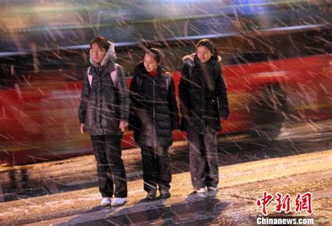 烟台再降大雪 民众风雪中赶路(组图)-搜狐新闻