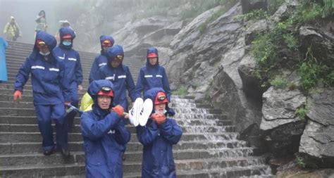 7月24日，山东泰安，游客爬泰山时突发疾病，消防员从十八盘将人抬到山顶救治站。 - YouTube