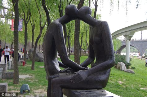 西安公园爱情主题雕塑动作大胆_腾讯网触屏版