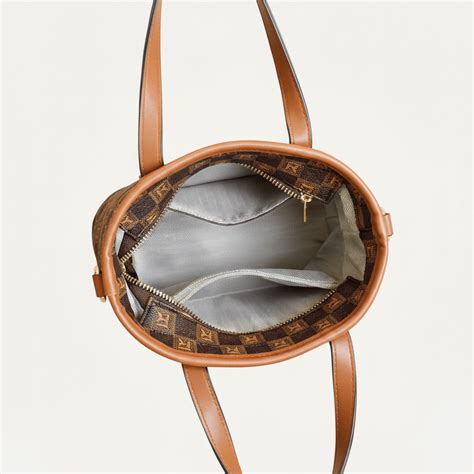 Classic Top Handle Crossbody Bag with Round Gold Accent – Viyaro
