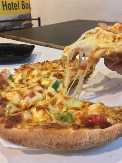 Run Here To Have Some Amazing Cheese Garlic Bread & Spicy Pizzas | LBB