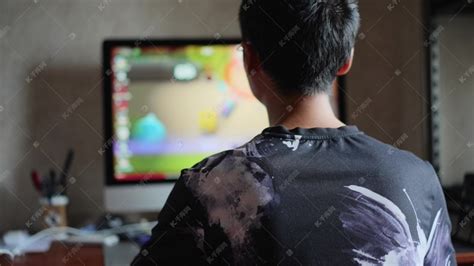 青少年男生打游戏玩电脑游戏背影高清摄影大图-千库网