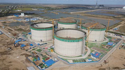 国内最大LNG储罐成功升顶 由中国自主设计、自主建造|江苏_新浪财经_新浪网