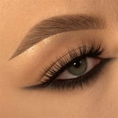 How to Create the Reverse Cat Eye Look To Stand Out – Faces Canada
