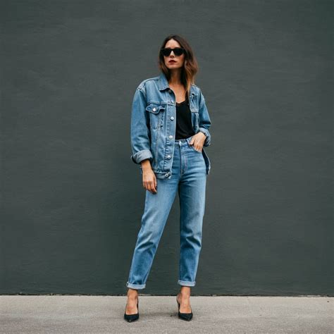 25 Mom Jeans Outfits That Are Comfy & Stylish