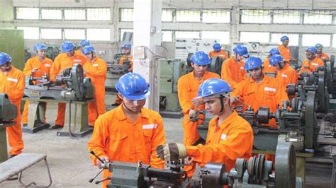 Wages & job cuts: Labour Dept control rooms flooded with 10,000 ...