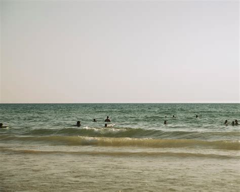 Swimming in Beach 的图像结果