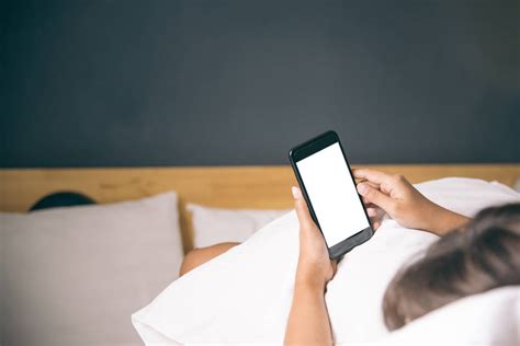 手机陪睡的危害有多大？几个健康常识，教你睡觉时怎样放手机_东方养生频道_东方养生