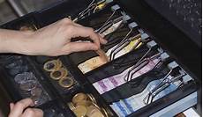 cassetto portasoldi come usare un registratore di cassa guida passo per passo cassetto portasoldi come usare un registratore di cassa guida passo per passo