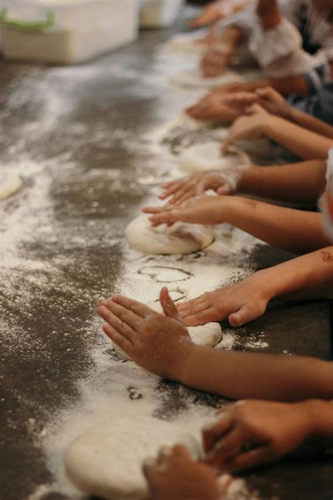 Kids Doing Crafts 的图像结果