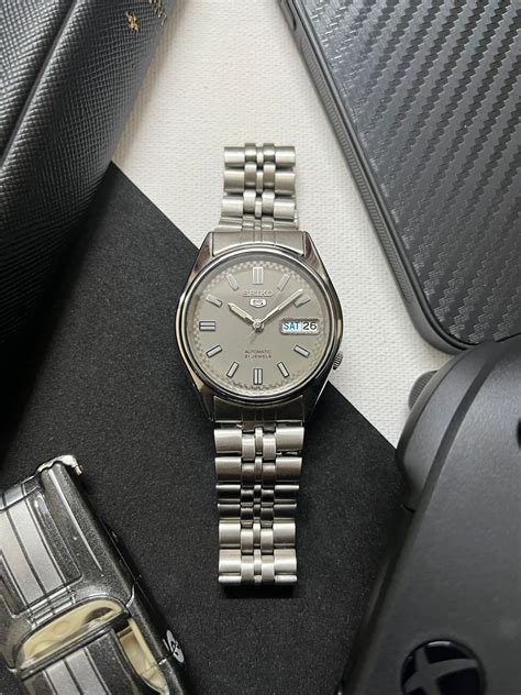Seiko 5 Grey Racing Dial (Pre-owned) – watchtopia.in