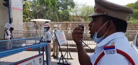 Police blocks road at Maitrivanam junction in Hyderabad, forced people ...