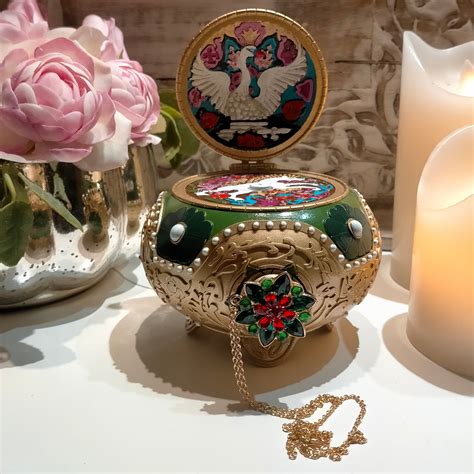 Anastasia music box – Artofit