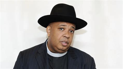 Who is Joseph Simmons? Rev Run Bio: Net Worth, Wife, Age, Parents ...