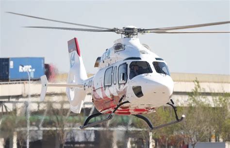 国产多用途直升机“吉祥鸟”AC332 首飞成功，可搭载 10 名乘客__财经头条