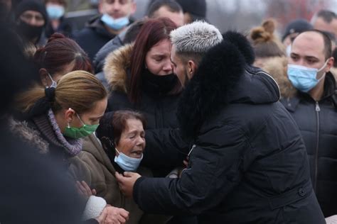 Novosti.rs | Galerija | POTRESNA SCENA SA SAHRANE OCA DARKA LAZIĆA ...