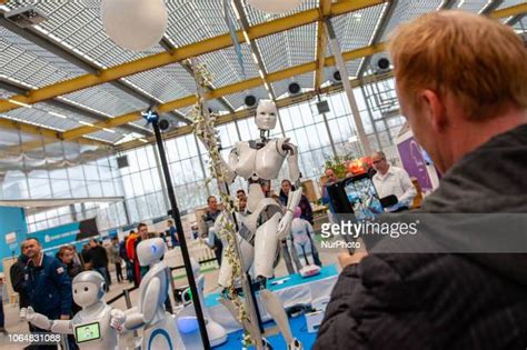 Dancing Robot Show 的图像结果