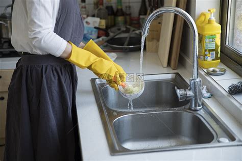 在家享受洗碗家务的男人高清图片下载-正版图片506351545-摄图网
