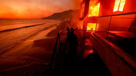 Billy Crystal describes pain of losing home in Palisades Fire at ...