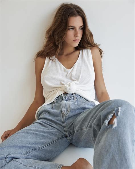 Emily Feld Bio, Age, Career, Net Worth, Height, Education,