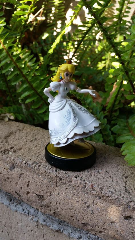 princess peach wedding dress amiibo