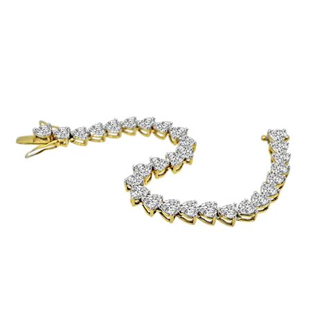 Shackle 0.30 Pointer Lab Diamond Bracelet | Fiona Diamonds
