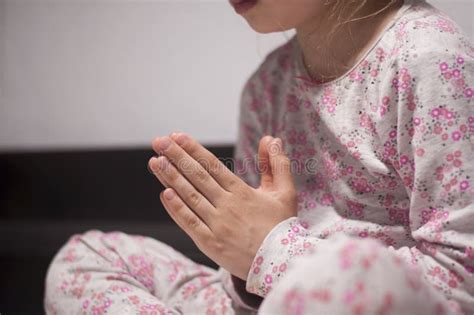 双手祈祷 孩子在祈祷 为晚祷 穿着睡衣 库存照片. 图片 包括有 钉书匠, 睡衣, 圣洁, 偶然, 传送带 - 179282774