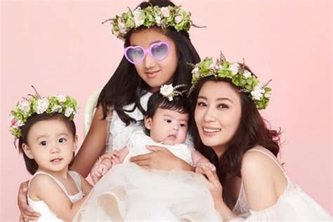 29岁娶了最美贾静雯，却嫌弃没生出儿子，如今前妻带着3个女儿