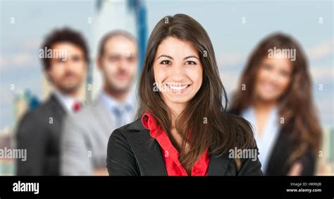 Business People Smiling in Group Photo 的图像结果