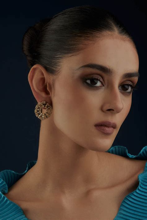 Wheel Gold Stud – House of Tuhina