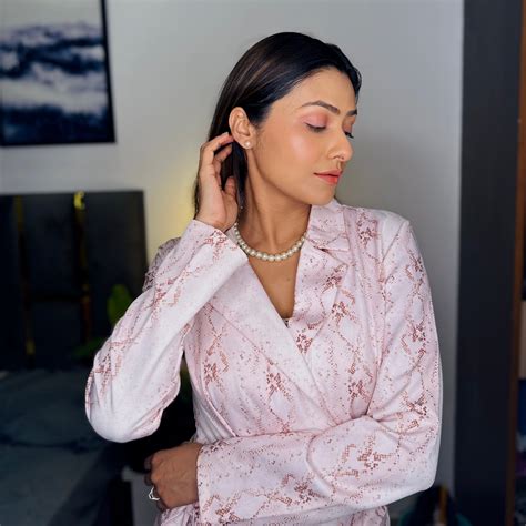 Mehreen Rahman Beautiful Round Artificial Pearl Necklace ...